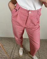 TENSIONE IN <br> Pantalone a righe con bottone