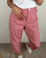 TENSIONE IN <br> Pantalone a righe con bottone