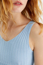 Compañía Fantástica <br>Top in maglia a costine di colore blu.